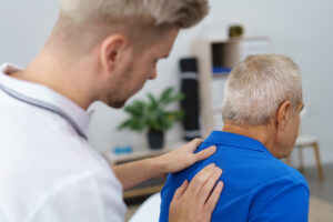 אדם עושה מסג' למבוגר בגב עליון